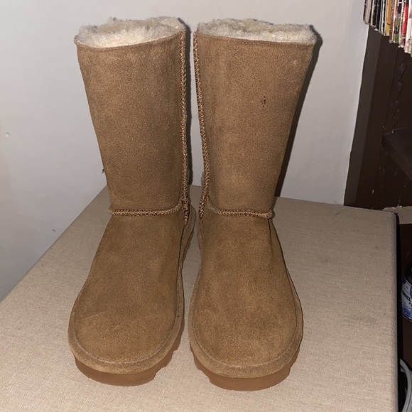 NWT tan BearPaw fur boots with buckles. - Picture 3 of 6